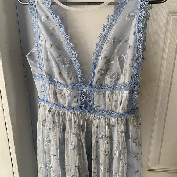 Beautiful long and intricate and delicate dresss - Picture 2 of 4